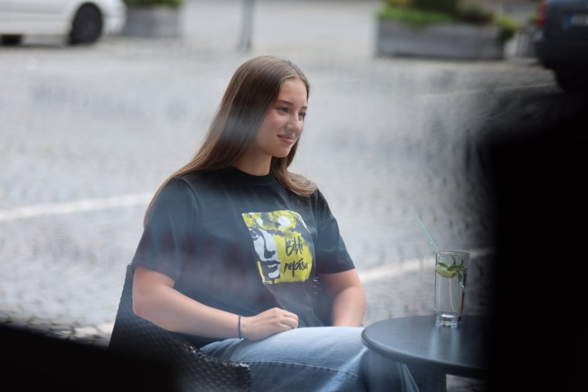 Žena v černém tričku Bibli nepíšu