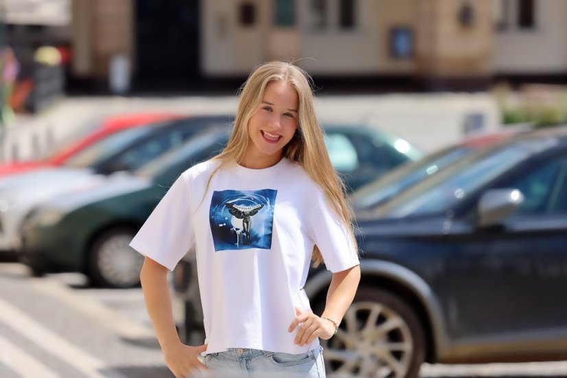 Žena v tričku ve městě Příliš žívá na ticho bílá barva