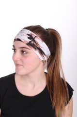 Letní perforovaná sportovní čelenka Traudysport s originálním vzorem na bílém pozadí. Letní perforovaná sportovní čelenka Traudysport s originálním vzorem na bílém pozadí.