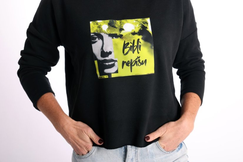Oversize mikina Bibli nepíšu_modelka