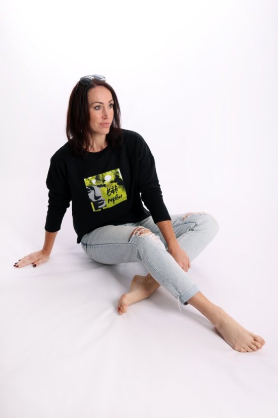 Oversize mikina Bibli nepíšu_modelka