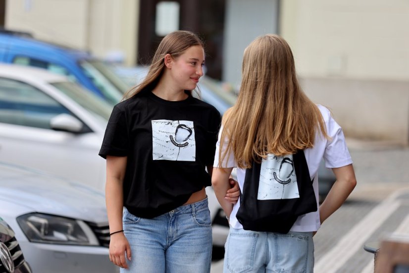 Dívky ve městě Dámské tričko Nehledám souhlas černé 