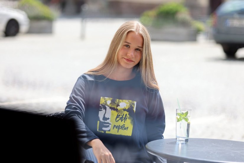 Oversize mikina Bibli nepíšu_modelka