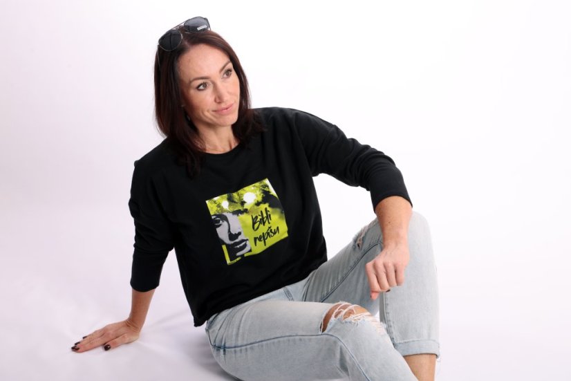 Oversize mikina Bibli nepíšu_modelka