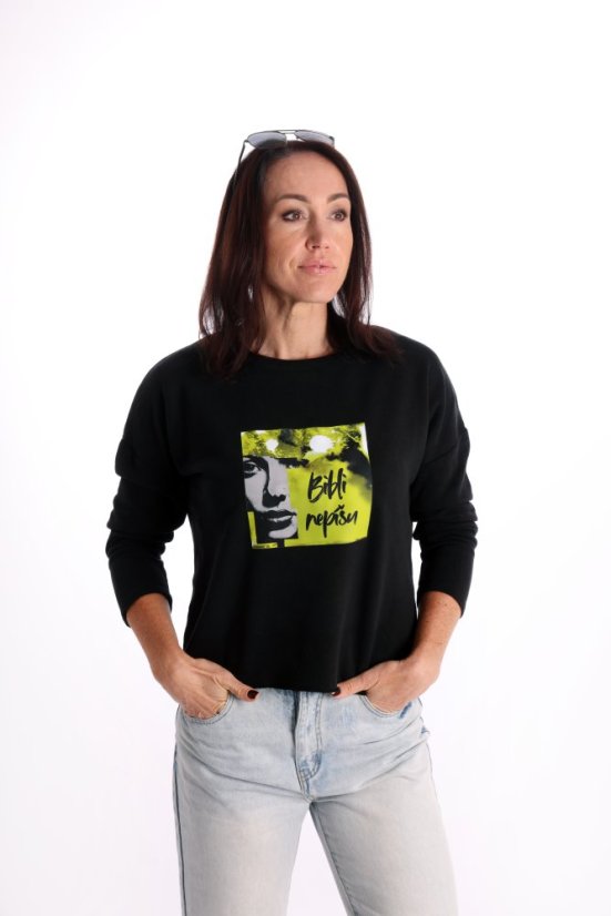Oversize mikina Bibli nepíšu_modelka